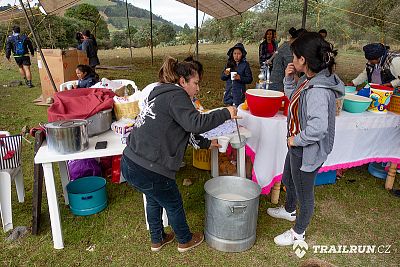 Občerstvení pro závodníky chystaly místní domorodkyně – měli zde kafe, čaj a kukuřičné placky. Neskutečnej home-made :)