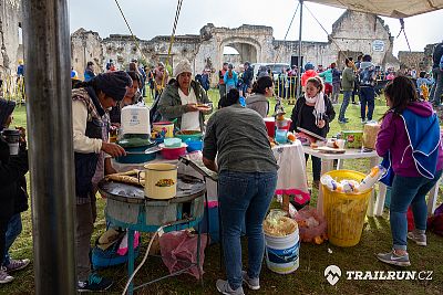 Občerstvení pro závodníky chystaly místní domorodkyně – měli zde kafe, čaj a kukuřičné placky. Neskutečnej home-made :)