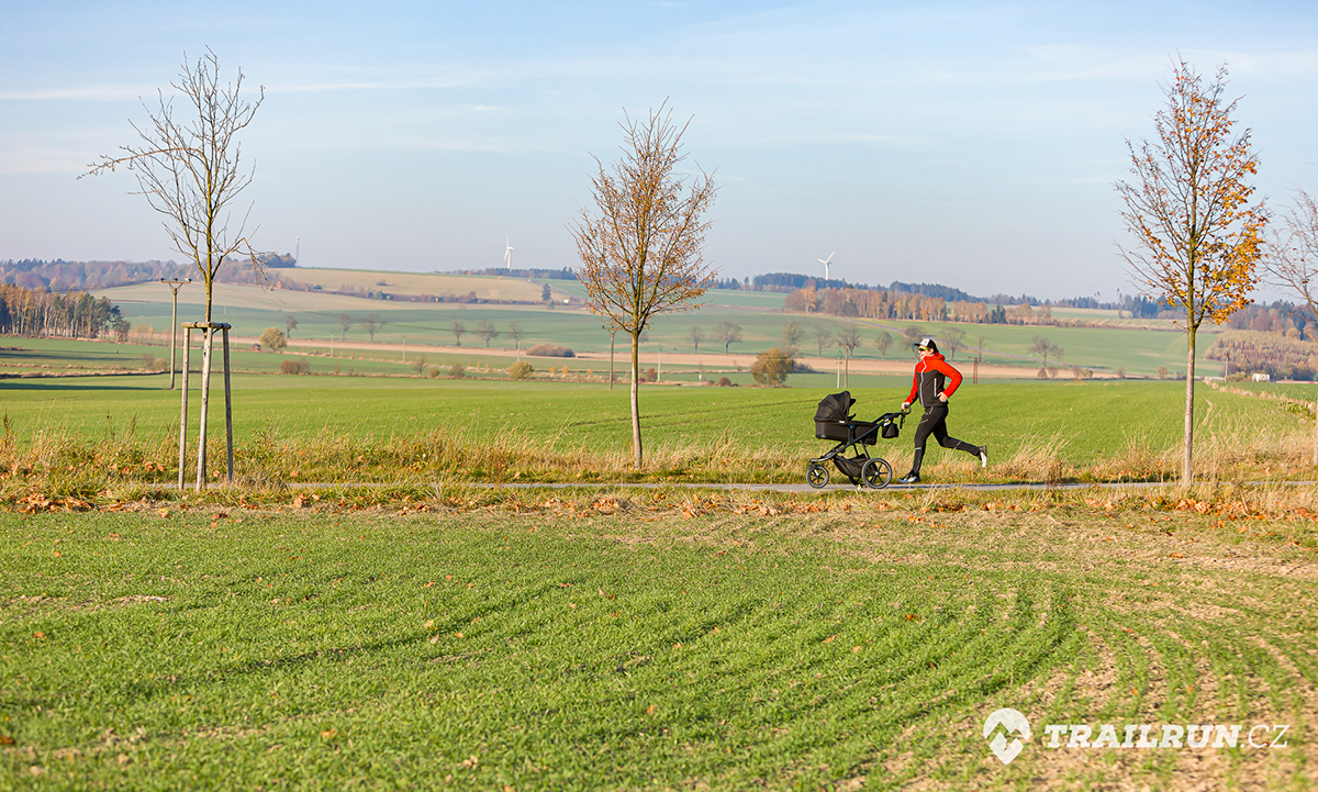 Thule Urban Glide 2 zvládne nejen cyklostezky, ale díky velkým kolečká taky šotolinové cesty, polňačky a lesní cesty.