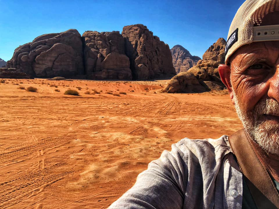 Jarda Homolka na poušti Wadi Rum v Jordánsku