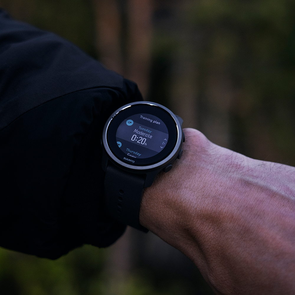 Suunto 5 Peak Dark Heather na ruce