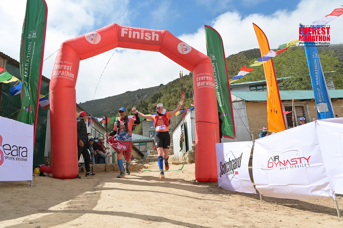 Adéla Wegschmiedová v cíli Everest Marathonu