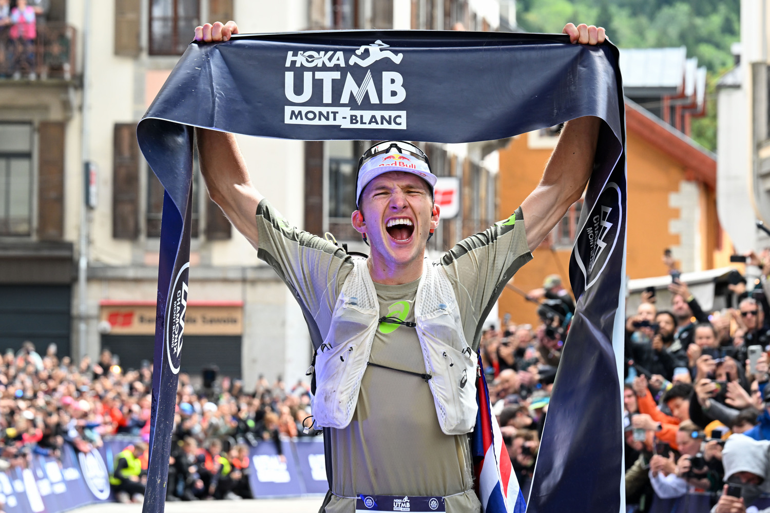 Tom Evans v cíli UTMB 2025