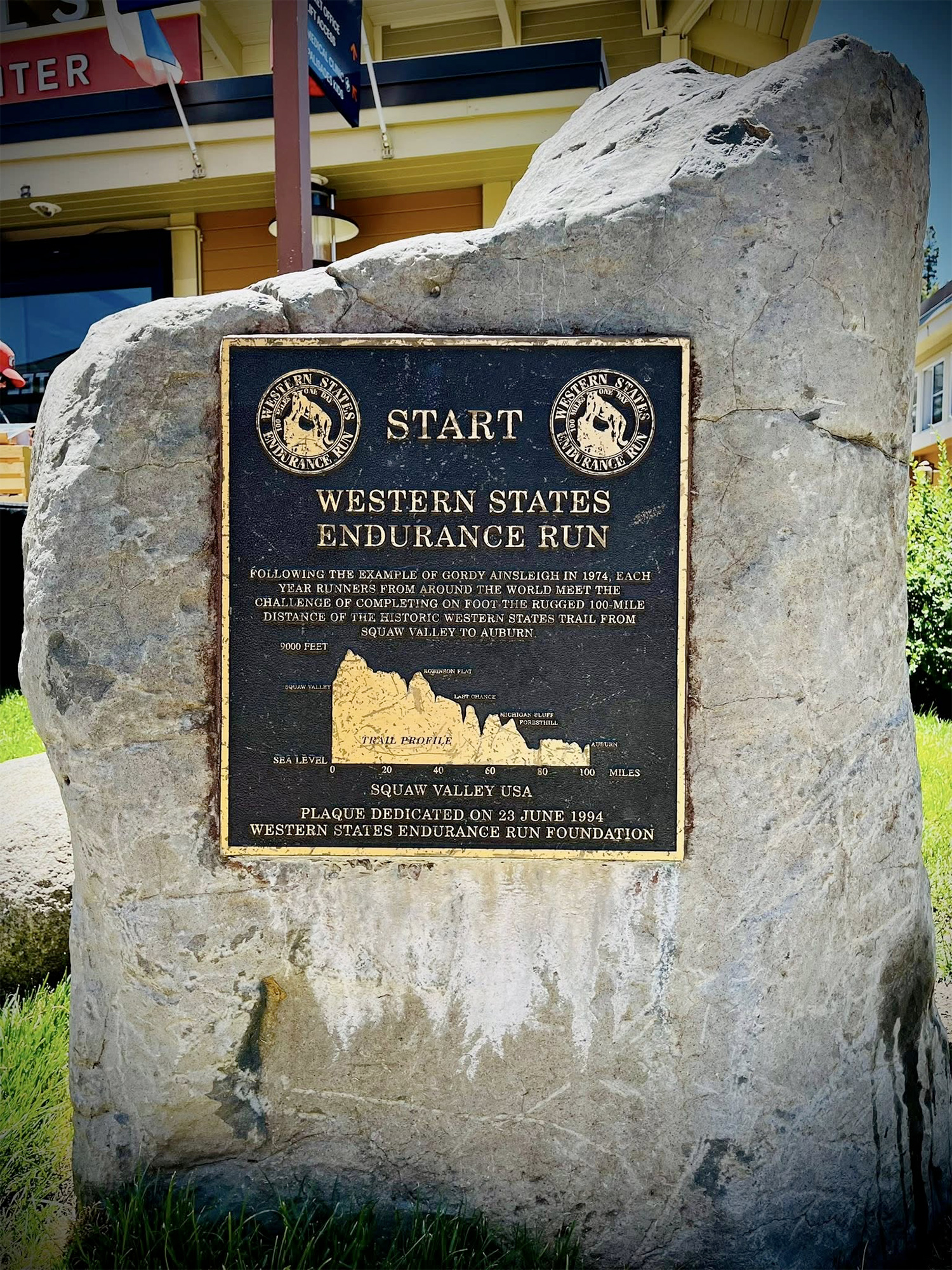 Western States Endurance Run - kamenný monument na startu