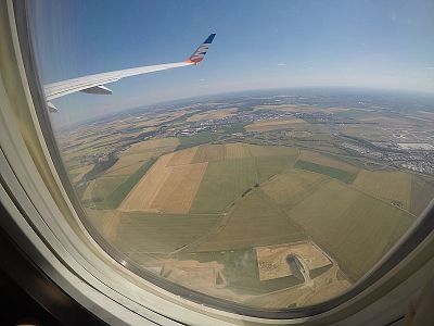 …a křídlo (nebo spíš křidýlko) klasickýho Boeingu, kterým jsme pak letěli z Paříže do Prahy :)
