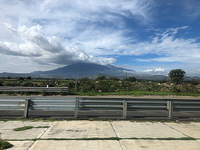 A poslední pohled z dálnice na Pico de Orizaba. Obrovská hora.