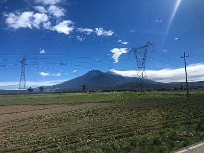 A tady už je vidět dvojice sopek – vlevo Sierra Negra a za ní vpravo Pico de Orizaba