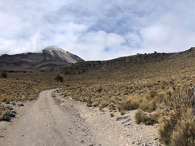 A za námi začala z mraků vykukovat sopka Pico de Orizaba.