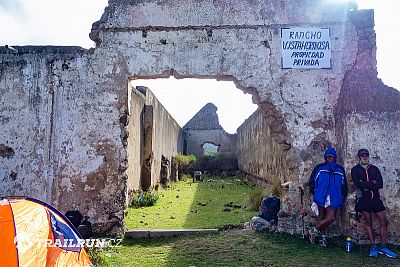 Arnulfo Quimare a mladý Tarahumara Andres Carrillo Ortega se zahřívali před startem závodu.