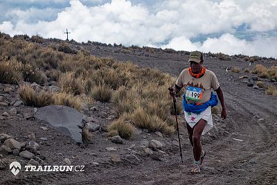 Arnulfo Quimare stoupá na sopku Pico de Orizaba.