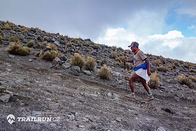 Arnulfo Quimare stoupá na sopku Pico de Orizaba.