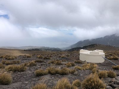 Na úpatí Pico de Orizaba mají tyhle velké nádrže s vodou. Je tam čidlo a když je zemětřesení, tak se hladina vody dotkne čidla a vyšle to varování. Jednoduchý a funkční.