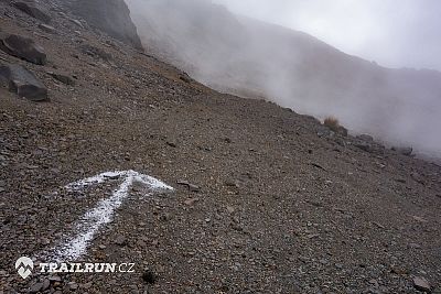 Pak jsem se přesunul po trase závodu o kousek dál, kde začínal seběh do cíle. Pořád jsme byli ve výšce cca 4300 m a běžci podle toho taky vypadali :)