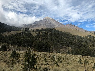 Pico de Orizaba z cesty, po které nás vezli nahoru do sedla mezi sopkami.