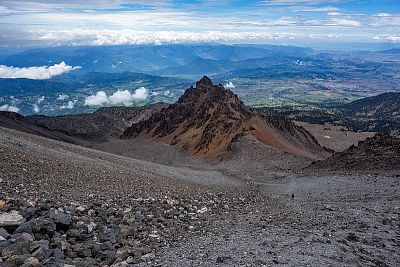 Robert Krupička běží dolů z Pico de Orizaba. Tohle místo bylo poseté kříži. Potom jsme se zpětně dozvěděli, že tam dost padá kamení a je to tzv. zóna smrti.