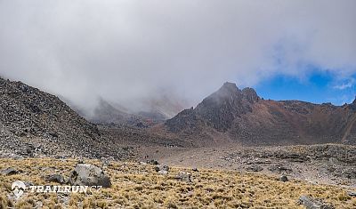 Ta oranžová tečka nahoře, je chata ve výšce cca 4700 m, kde byl nejvyšší bod závodu.