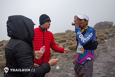 Tarahumara Silvino Cubesare zvolil pro závod klasický běžecký obleček :)