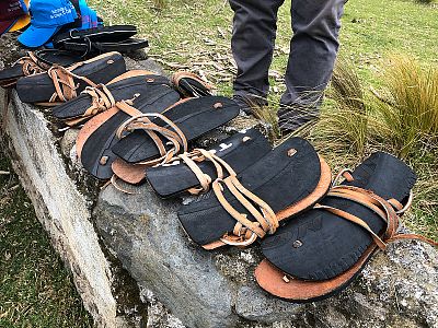 Tohle jsou ty legendární tarahumarské sandály, ručně vyrobené z pneumatik. V reále jsou děsně těžké a ani jeden z Tarahuamrů v nich neběžel. Arnulfo měl Luna Sandals, Silvino běžel v Salomonech a Andres v Inov-8 :)