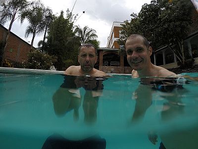 Za hotelem jsme měli parádní bazén, kam jsme chodili často probírat životní moudra :))