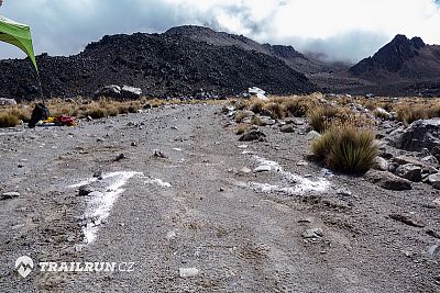 Zde byla předposlední občerstvovačka pod nejvyšším bodem závodu. Odtud borci vyběhli do 4700 m, tam se otočili a běželi zpět sem. A pak dolů do cíle.